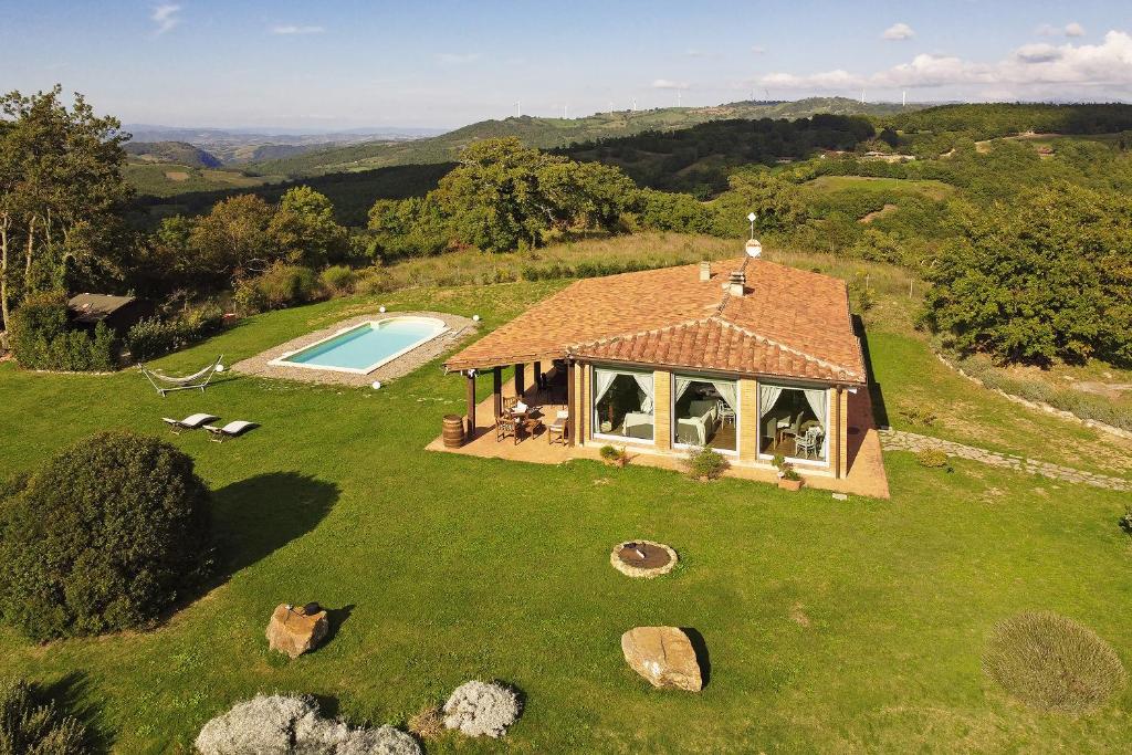 una vista aérea de una casa con piscina en Villa Borgiano, en Scansano