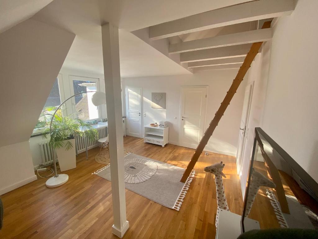 an open living room with a white ceiling and wooden floors at (Messe)Zimmer mit Bad und Ankleideraum + Parkplatz in Düsseldorf