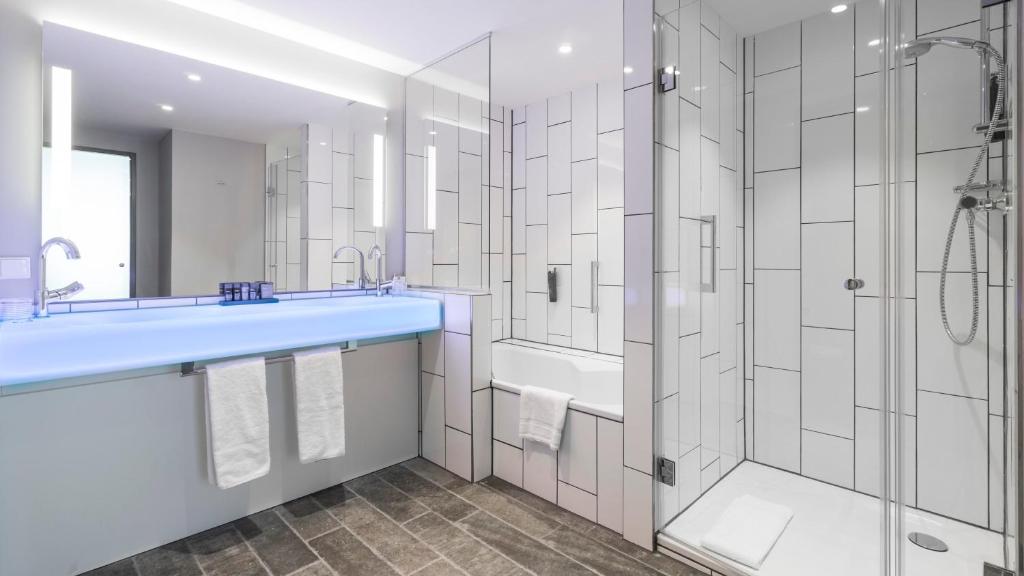 Holiday Inn Hamburg - City Nord by IHG - King Suite Met Slaapbank En Uitzicht Op De Skyline