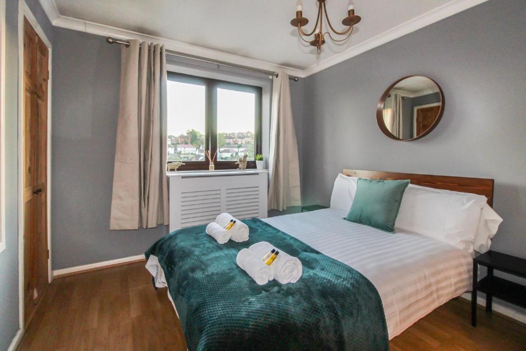1 dormitorio con 1 cama con toallas en Comfortable 2 Bedroom House with Free Parking en Nottingham