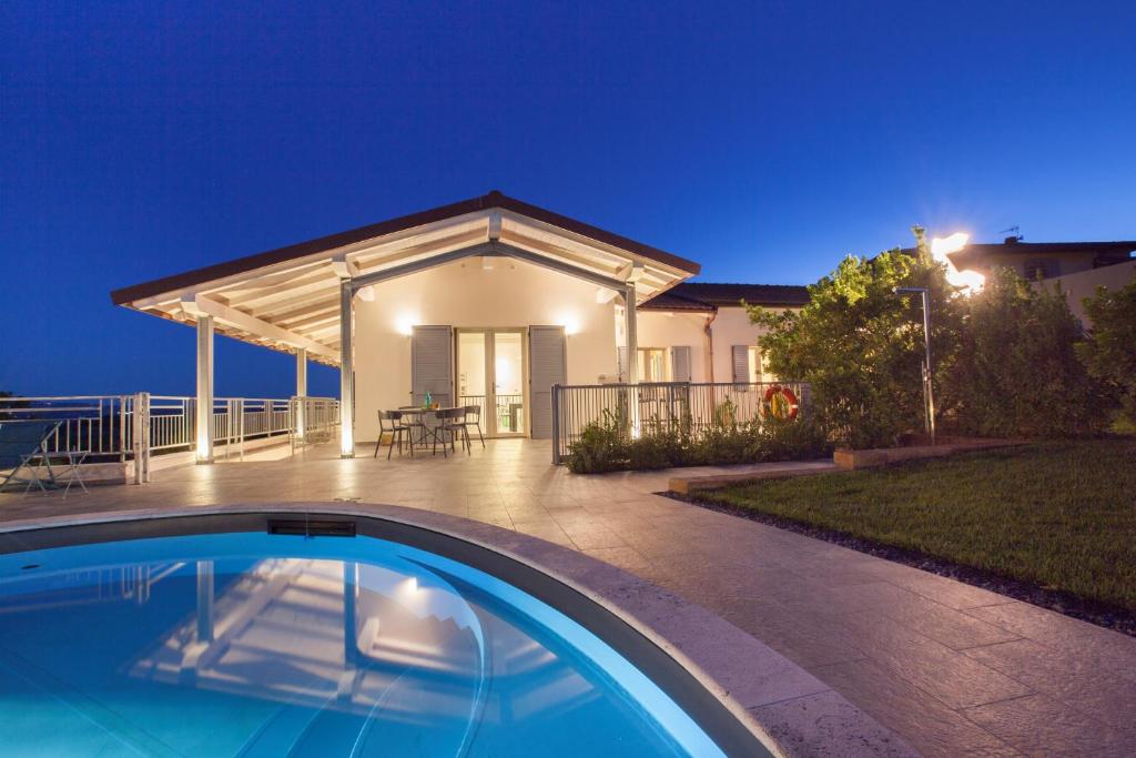 Bazén v ubytovaní AMORE RENTALS - Villa Ambretta alebo v jeho blízkosti