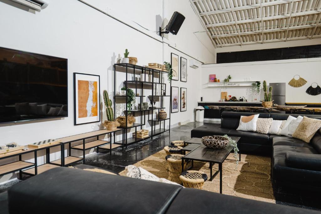 米茨佩·拉蒙的住宿－לופט נור，客厅配有黑色家具和壁炉