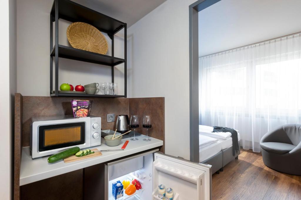 Kuchyň nebo kuchyňský kout v ubytování SORAT Hotel Berlin