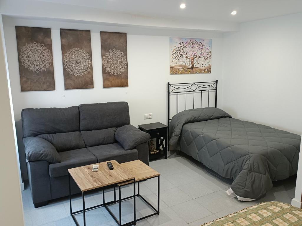 a living room with a couch and a bed at Casa Kalma in Cazorla