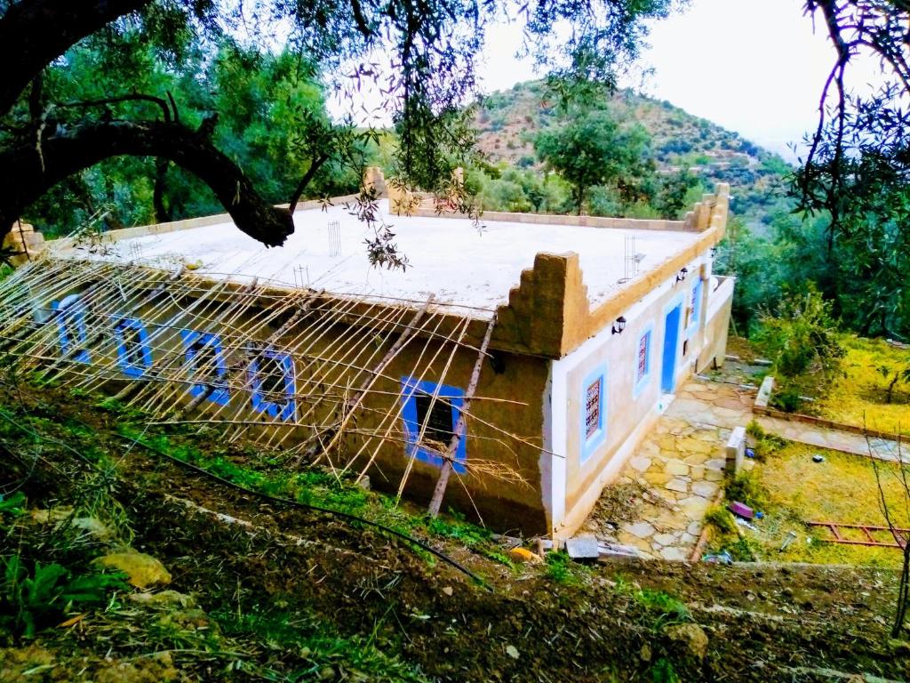een huis wordt gebouwd met een net bij Dar assounfou in Demnat