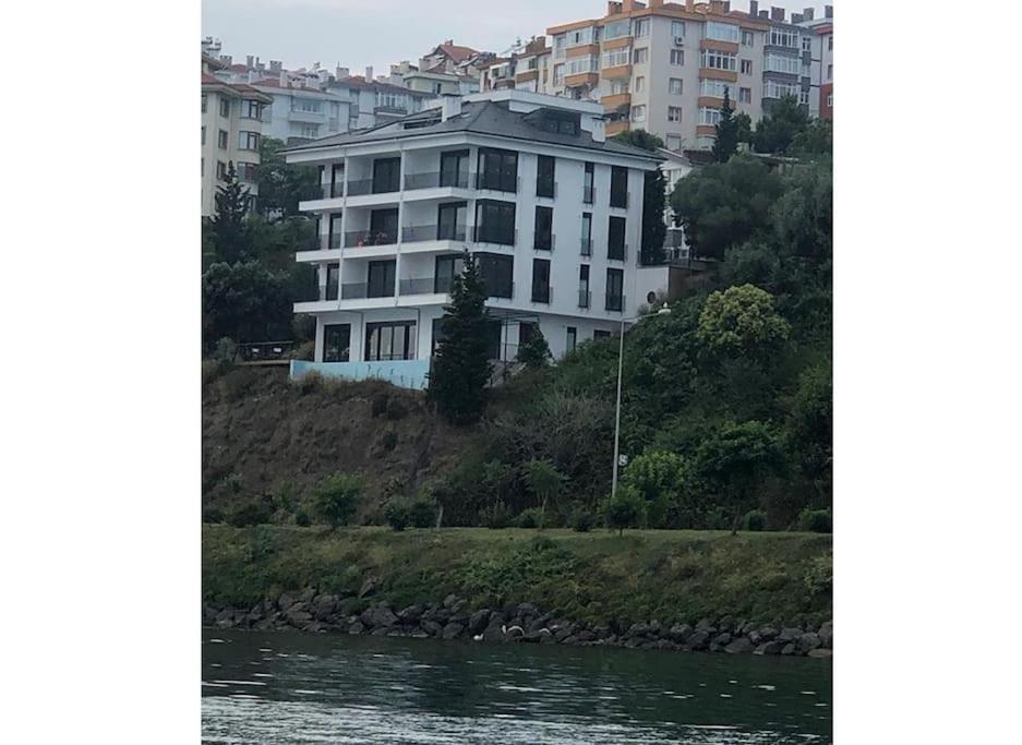 ? 1 Bedroom Seaside Holiday Home with Beach Access - Housity