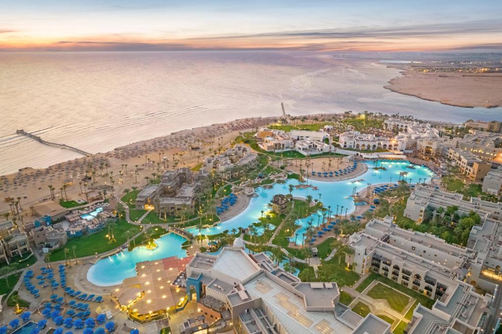 uma vista aérea de um resort perto da praia em Pickalbatros Sands Port Ghalib em Port Ghalib