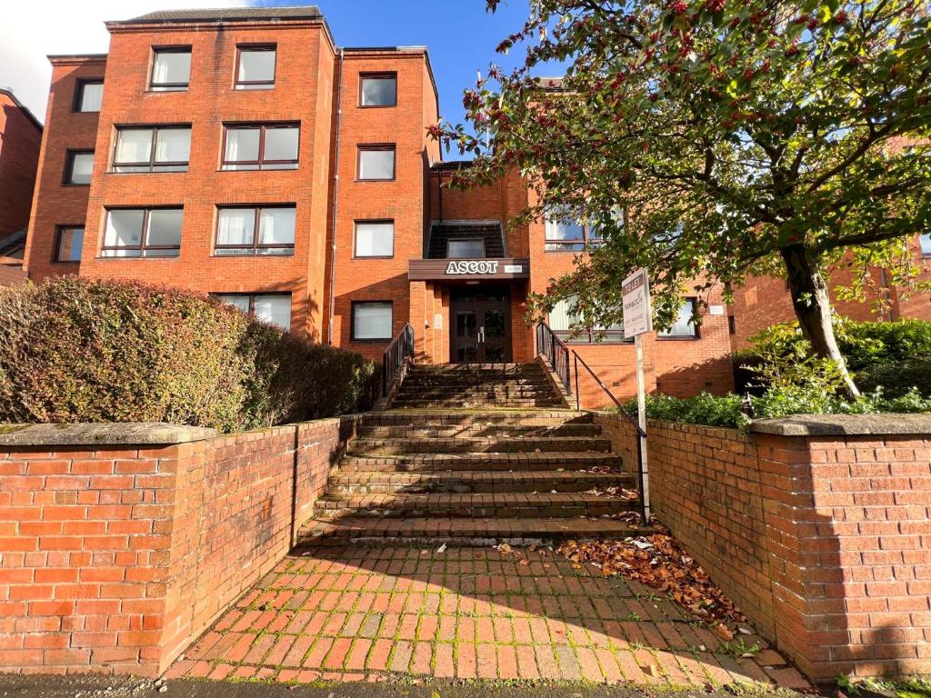 un edificio de ladrillo con escaleras delante de un edificio en Anniesland Glasgow 1bd Flat - Free Parking en Glasgow