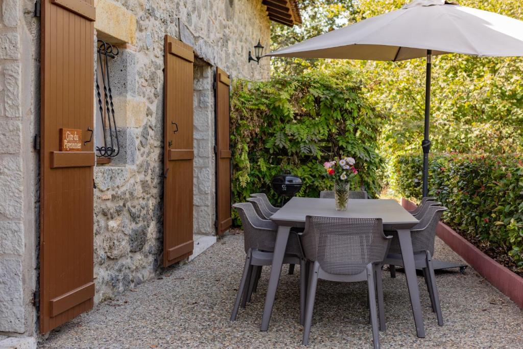 Zahrada ubytování Gîtes de Pehillo - Piscine & vacances nature à Nérac