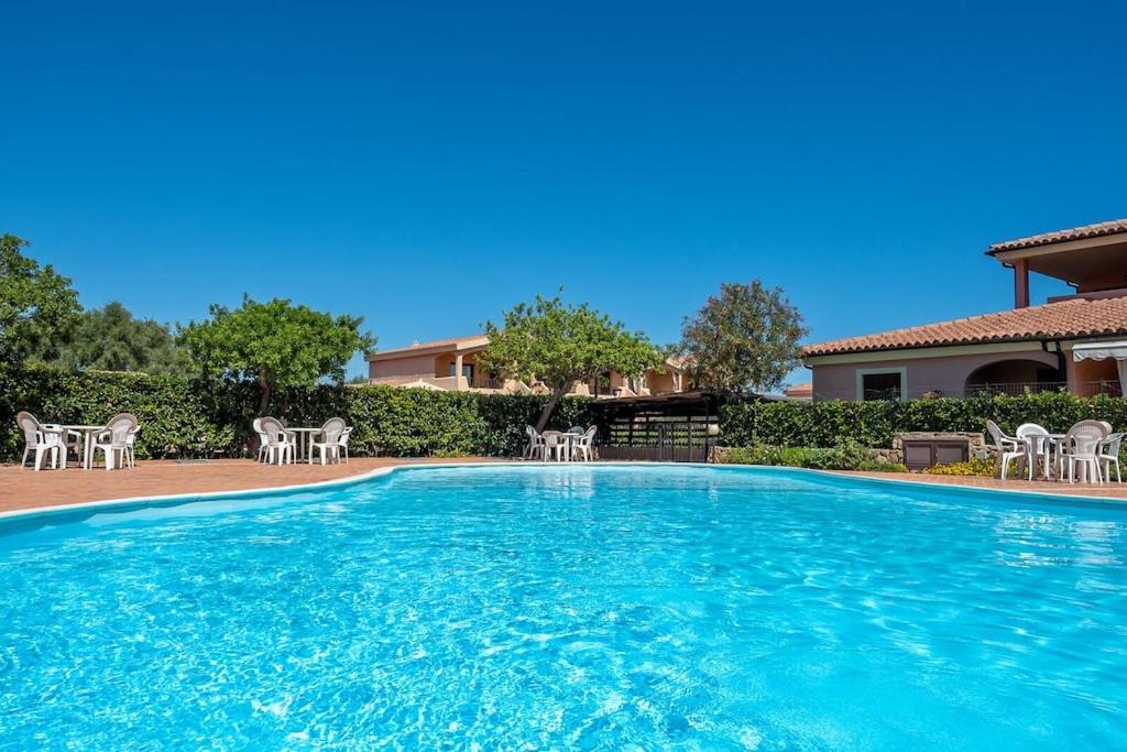 Basen w obiekcie House in residence with swimming pool 2 km from the sea lub w pobliżu