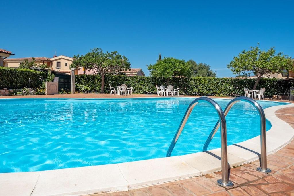 Basen w obiekcie House in residence with swimming pool 2 km from the sea lub w pobliżu