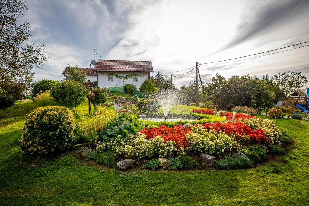 a garden with flowers in front of a house at Kuća za odmor Martin in Sveti Martin na Muri