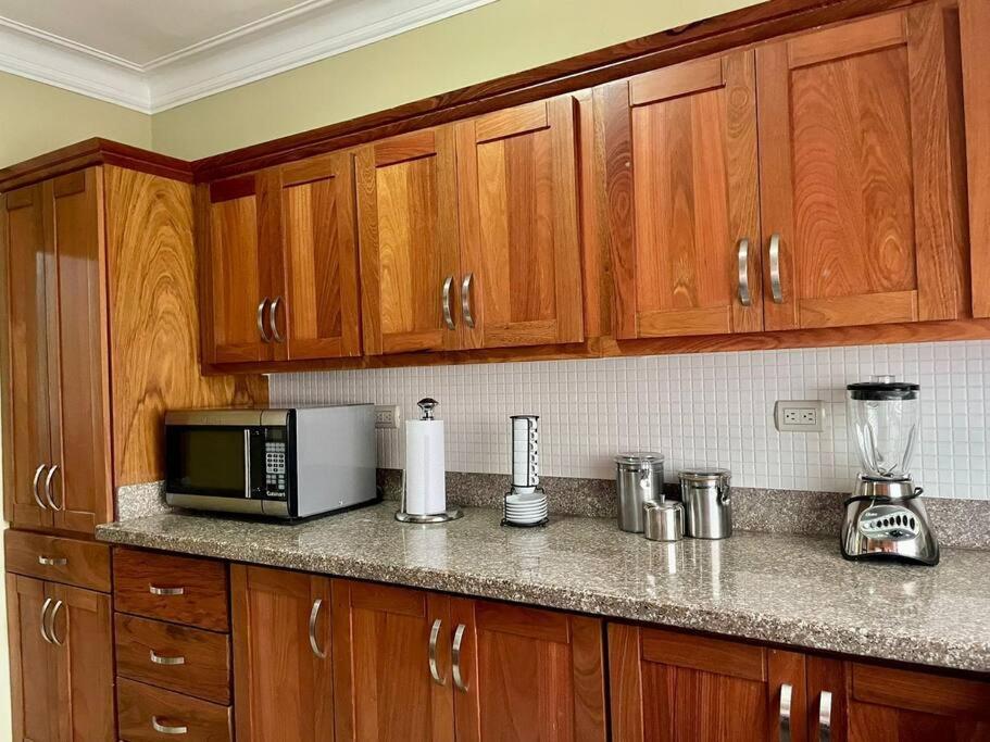 Kuchyň nebo kuchyňský kout v ubytování Spacious and Cozy apartment in the City