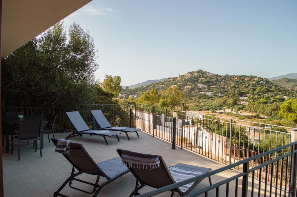 a balcony with chairs and a view of a mountain at Cann'e Sisa Luxury Villa Perla Marina A in Torre delle Stelle