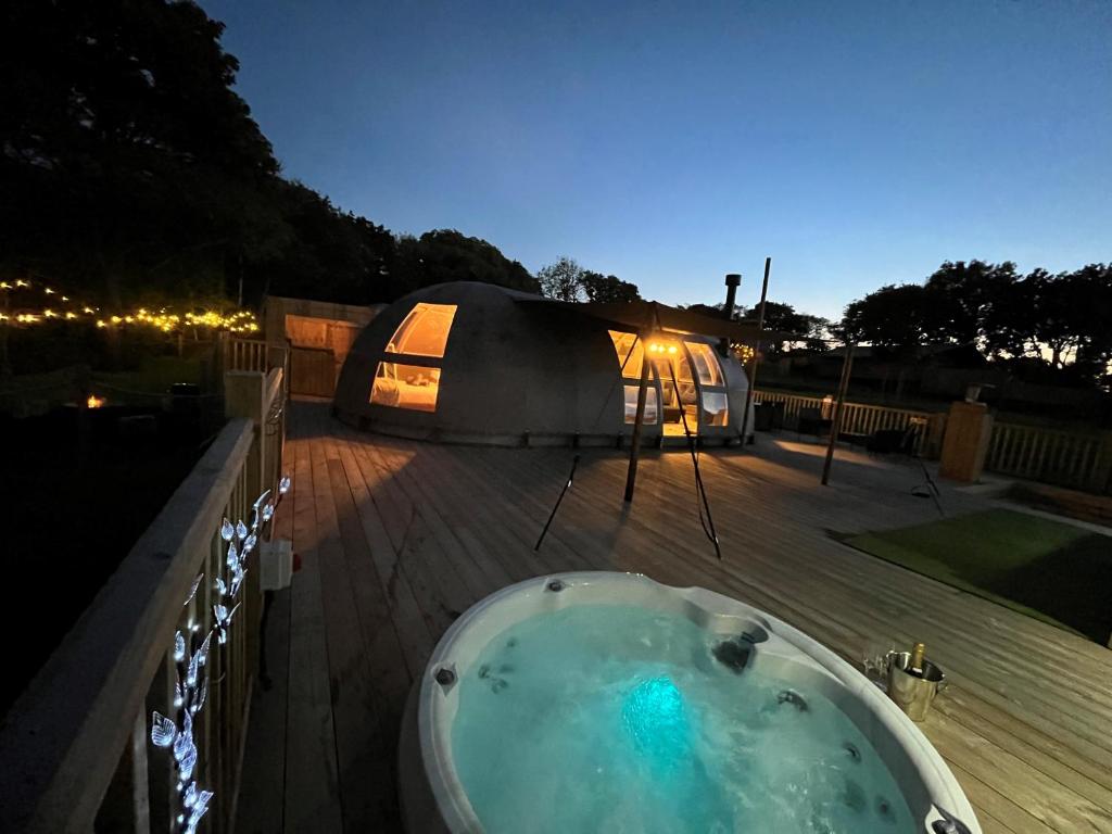 Bazén v ubytování Moonlight Dome Tent nebo v jeho okolí
