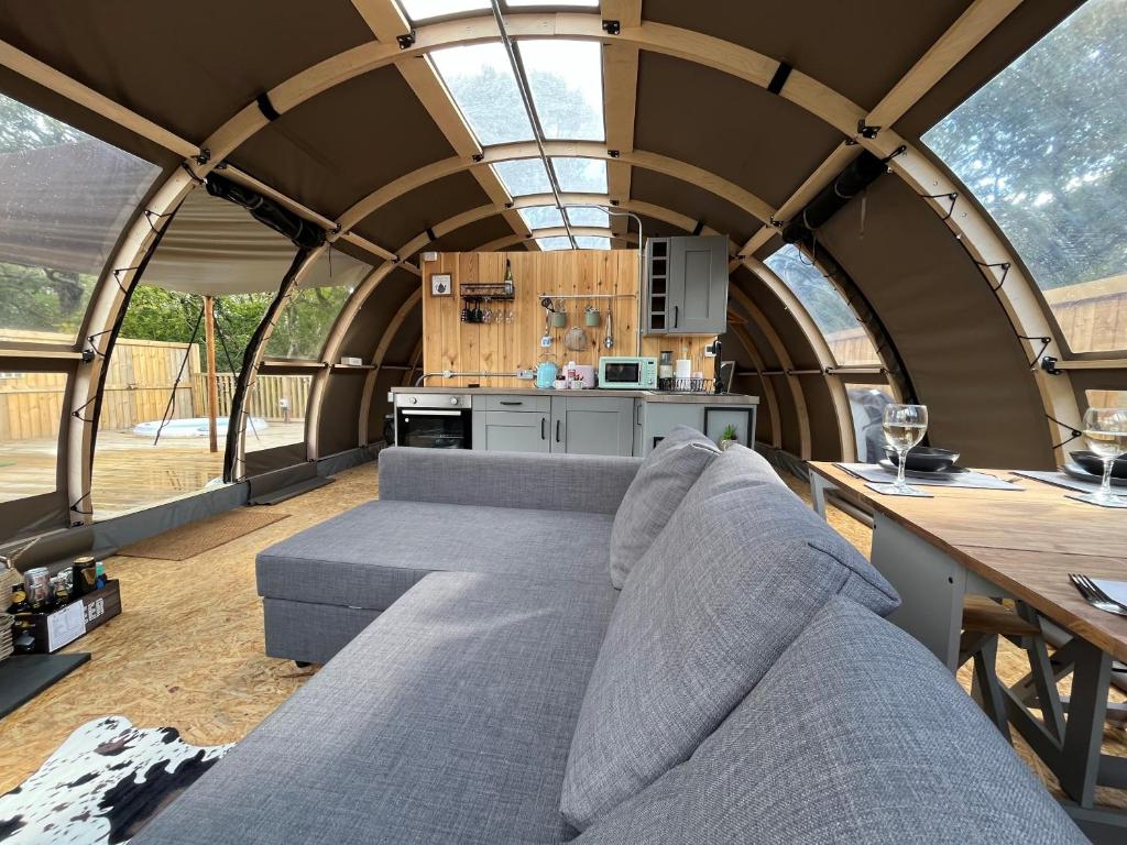 Posezení v ubytování Moonlight Dome Tent