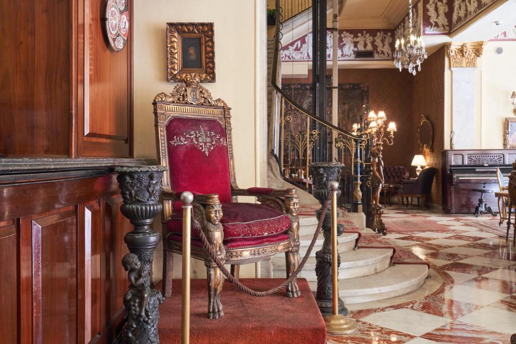 Posezení v ubytování Le Metropole Luxury Heritage Hotel Since 1902 by Paradise Inn Group