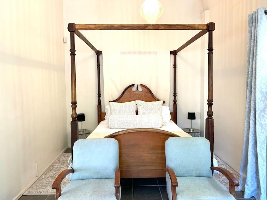 Säng eller sängar i ett rum på Hermanus 2 bed (Incl King bed) - Walk to the sea!