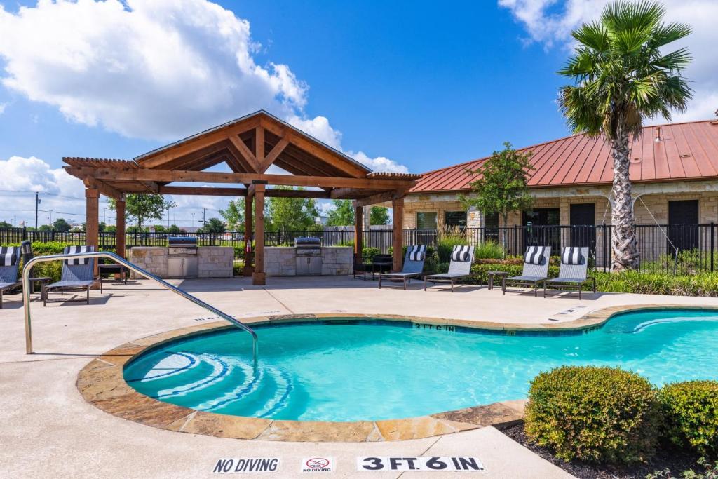 uma piscina com um gazebo e um resort em Bright and Spacious Apartments with Gym and Pool Access at Century Stone Hill North in Pflugerville, Austin em Pflugerville