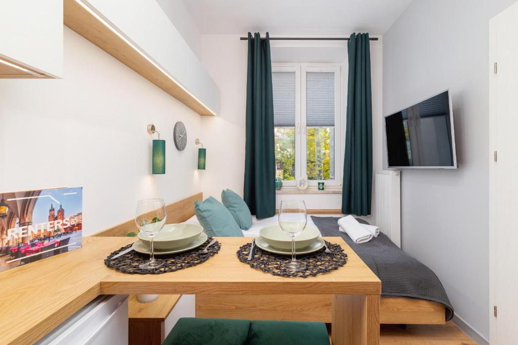 Televízia a/alebo spoločenská miestnosť v ubytovaní Kraków Trendy Studio Apartments by Noclegi Renters