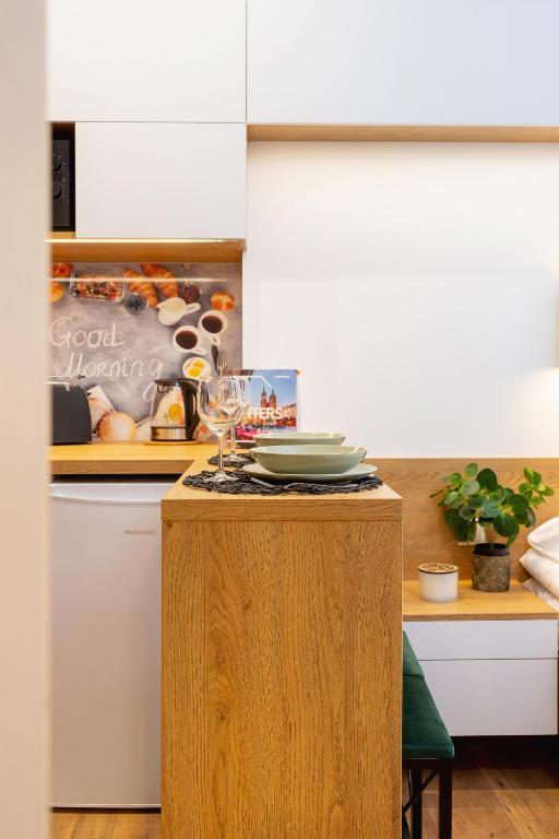 Kuchyňa alebo kuchynka v ubytovaní Kraków Trendy Studio Apartments by Noclegi Renters