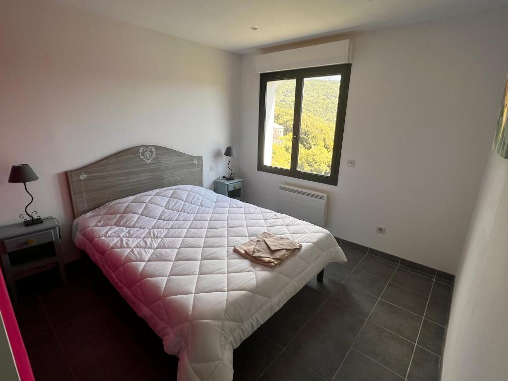 1 dormitorio con cama y ventana en Maison Purrussoni en Levie