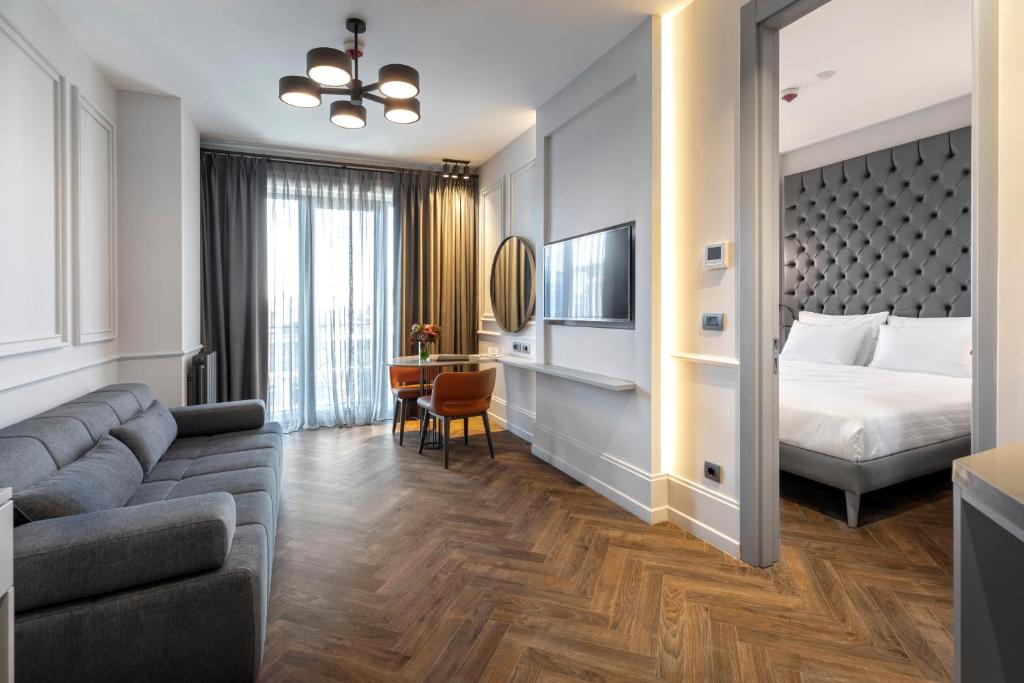イスタンブールにあるWish More Hotel Şişliのベッドとソファ付きのホテルルーム