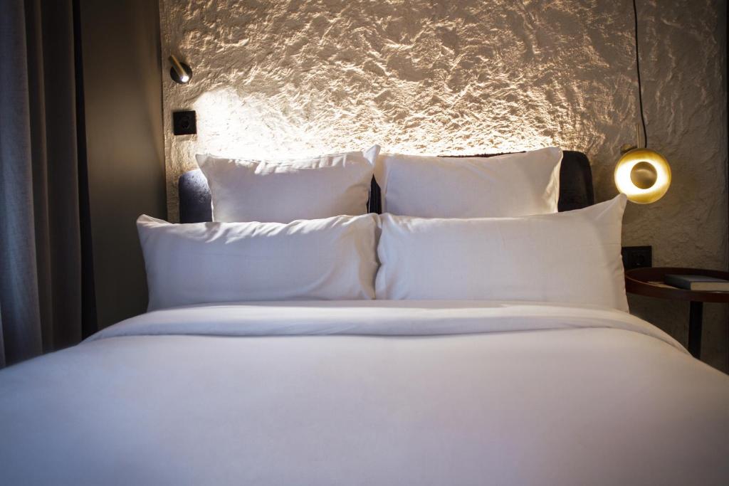 A bed or beds in a room at Letoh Letoh Gran Vía