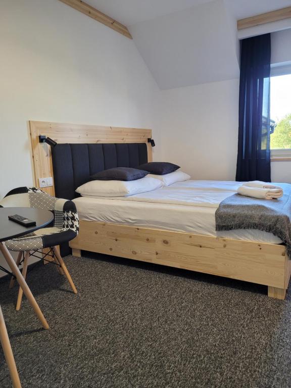 Postel nebo postele na pokoji v ubytování Karolowy pokoje&apartamenty