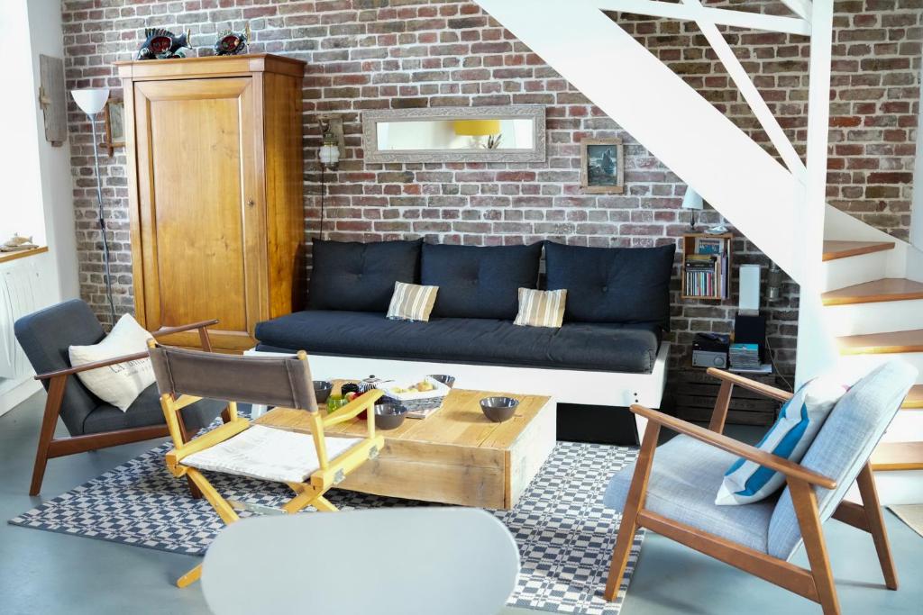 a living room with a blue couch and chairs at La Aussière, Maison avec jardin à 500m de la plage pour 4 à 6 pers in Cayeux-sur-Mer