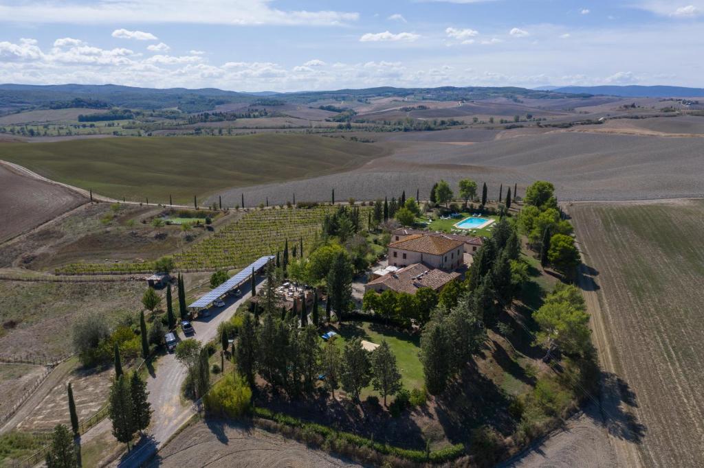 an aerial view of a estate with a house and trees at Il Canto del Sole in Monteroni dʼArbia