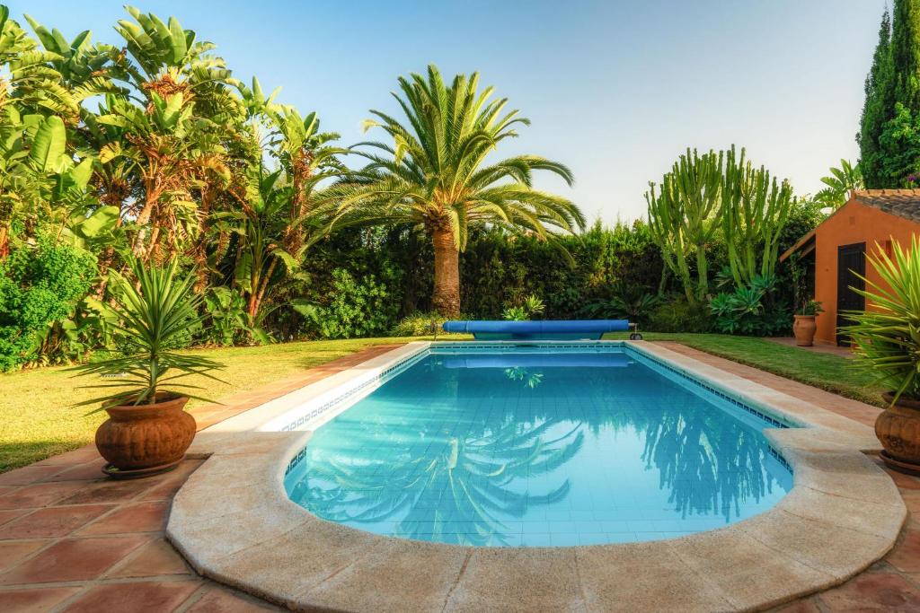 Bazén v ubytovaní Villa in Marbesa with private heated pool alebo v jeho blízkosti