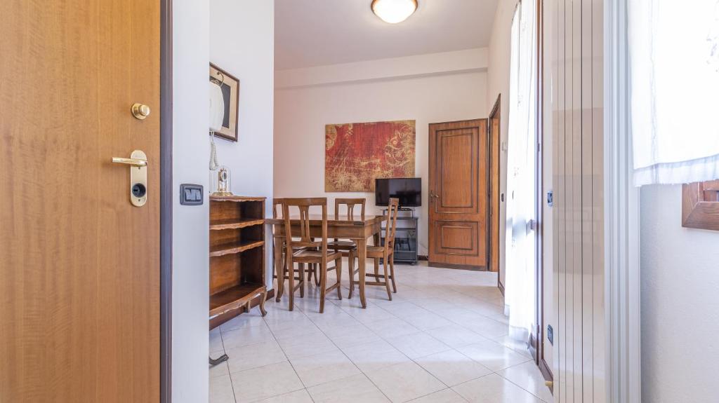 cocina y comedor con mesa y sillas en Francesca Apartment in Sassuolo - Affitti Brevi Italia, en Sassuolo