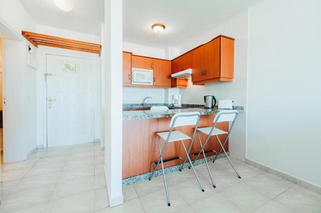 A kitchen or kitchenette at Aparthotel Neptuno Costadeje