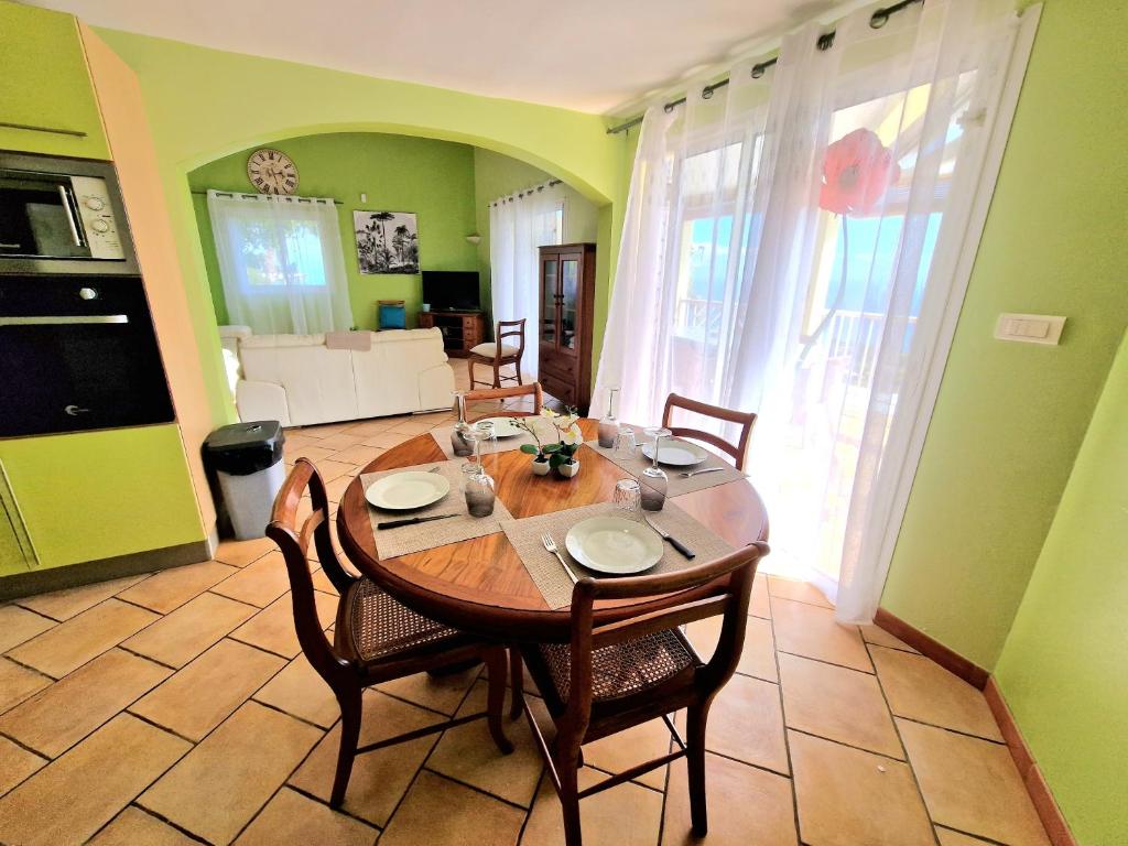 Kuchyň nebo kuchyňský kout v ubytování Villa ARC-EN-CIEL
