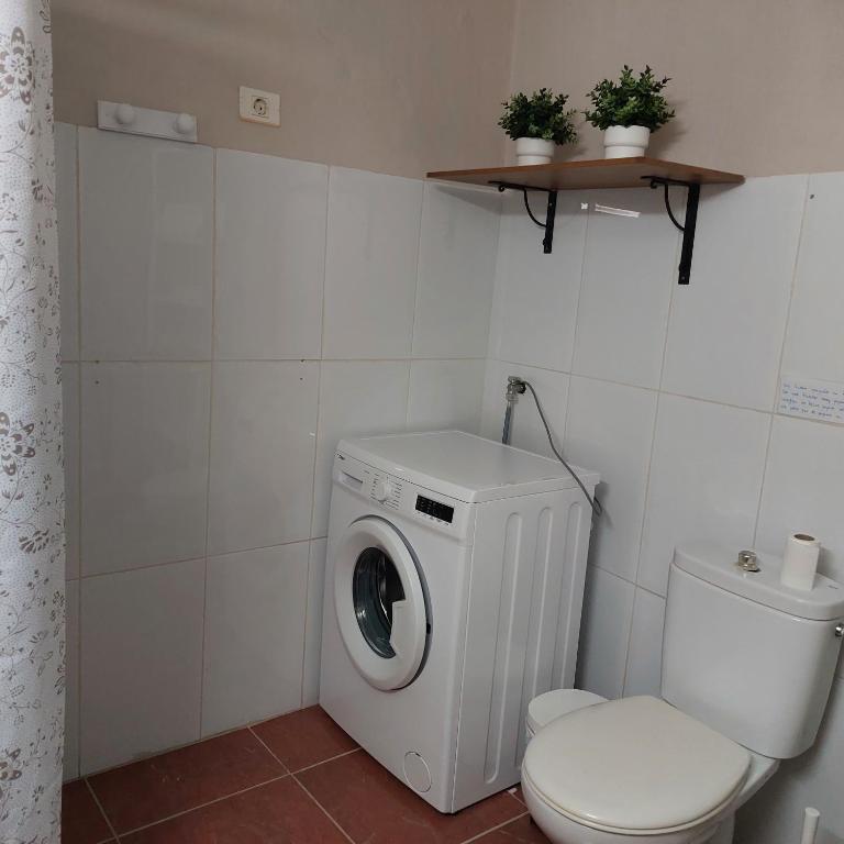 łazienka z pralką i toaletą w obiekcie Candela's House w mieście Barranco Hondo