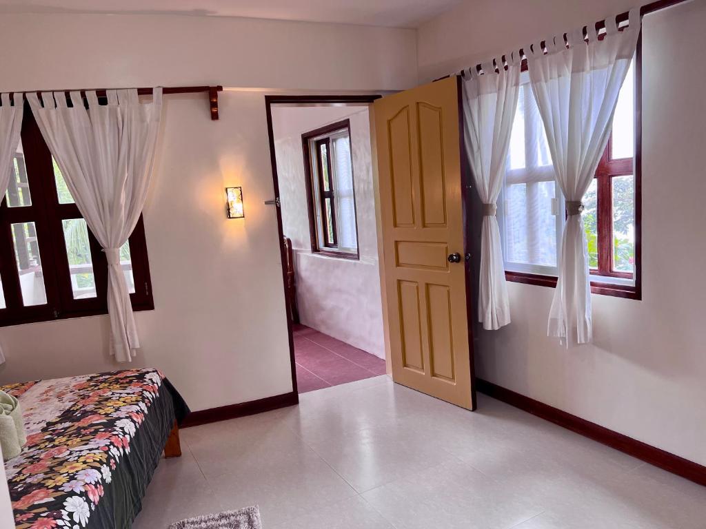 Postel nebo postele na pokoji v ubytování Wind Rider's Inn
