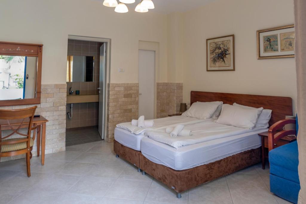 Postel nebo postele na pokoji v ubytování Port Inn