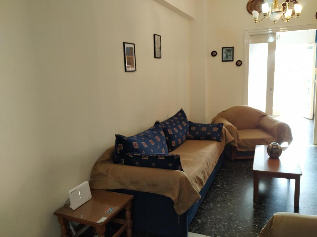 uma sala de estar com dois sofás e uma mesa em Central Kiato em Kiato