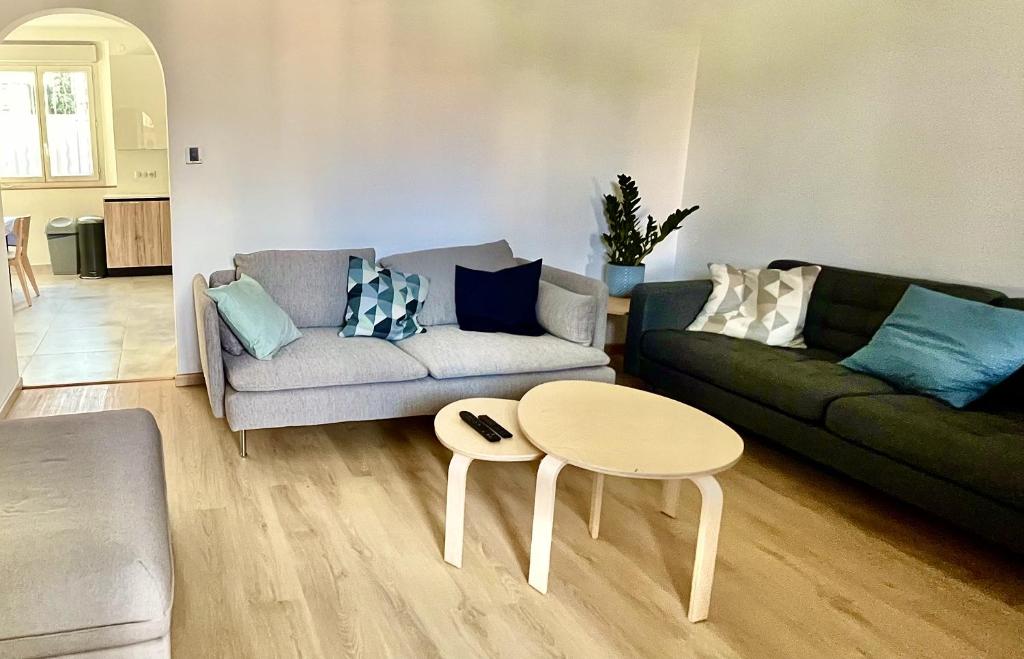 a living room with a couch and a table at Maison de ville tout confort à Cannes et à 10 Minutes à pied de la plage in Cannes