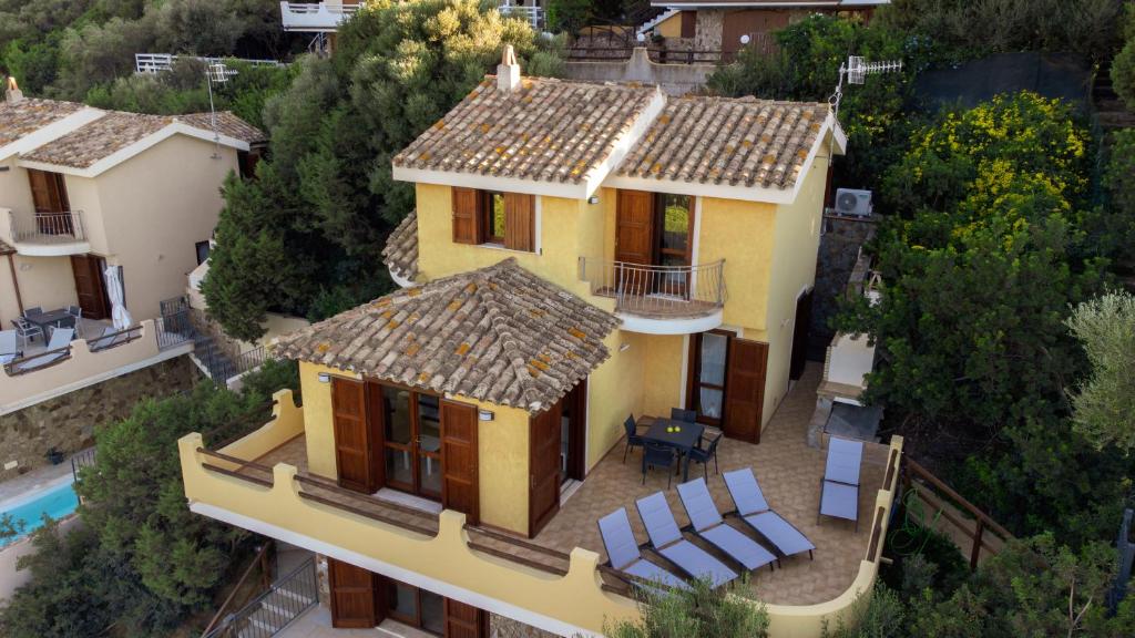 una vista aérea de una casa con piscina en Cann'e Sisa Luxury Villa Perla Marina B, en Torre delle Stelle