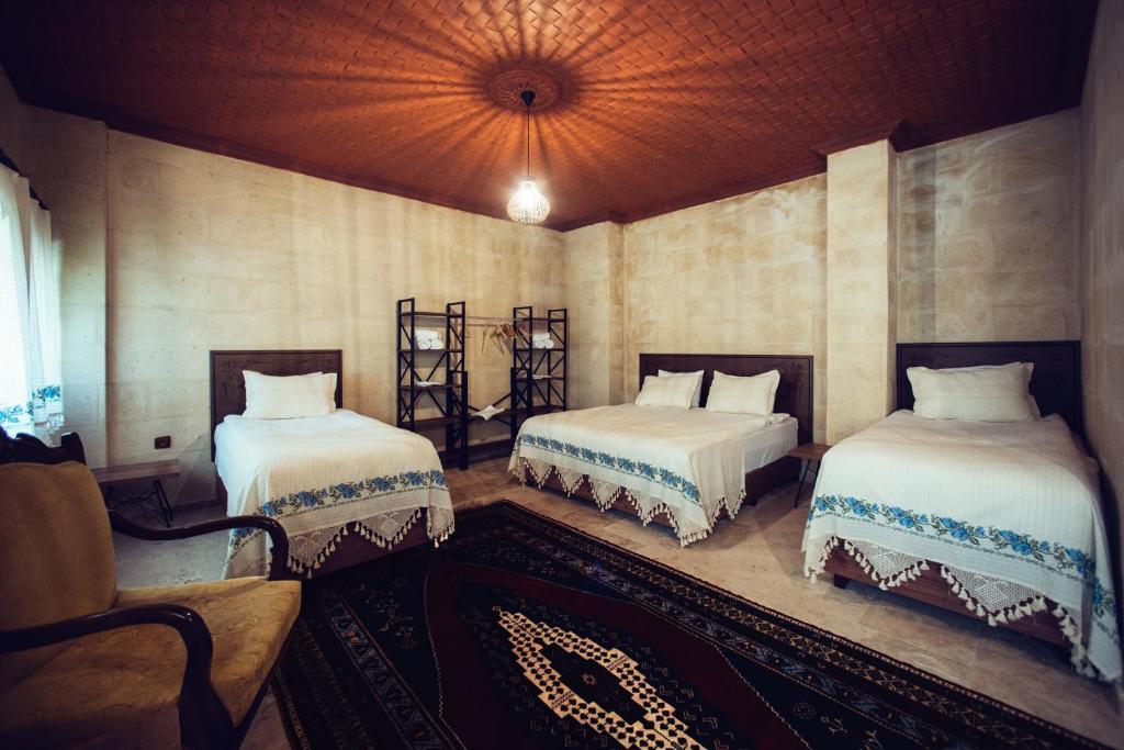 Zimmer mit 2 Betten in einem Zimmer in der Unterkunft Azalea Terrace Hotel in Goreme