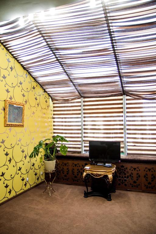 Boutique Spa Casino Hotel Lybid Plaza - Drievoudige Kamer Met Balkon