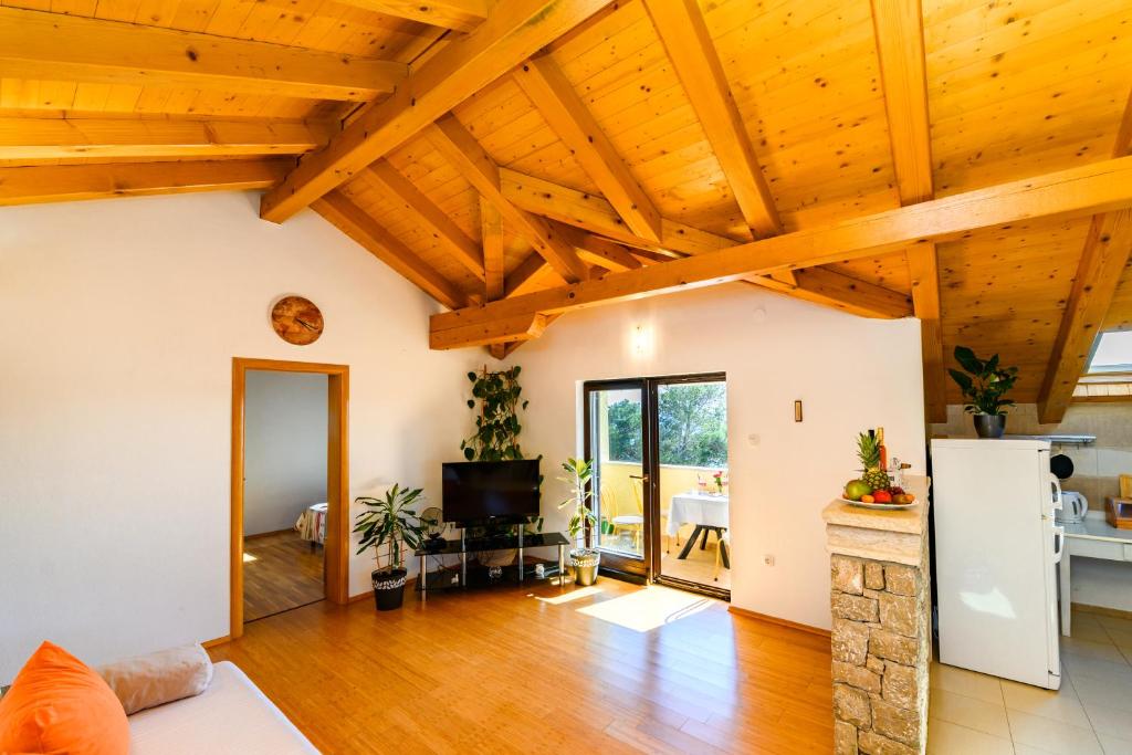 a large living room with wooden ceilings and wooden beams at Apartman Marina in Martinšćica