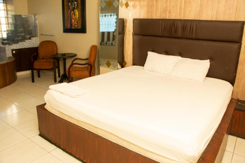 Postel nebo postele na pokoji v ubytování Hotel Queens