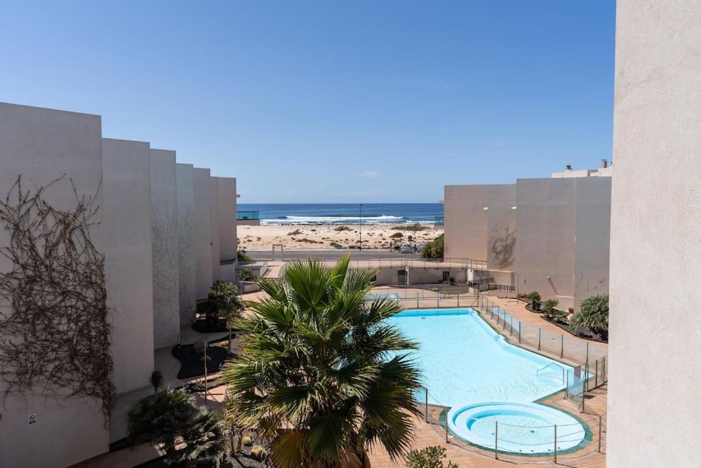 una vista aérea de una piscina en un complejo en Appartamento SOL Y PLAYA a El Cotillo., en Cotillo