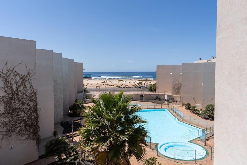 Bazén v ubytování Appartamento SOL Y PLAYA a El Cotillo. nebo v jeho okolí