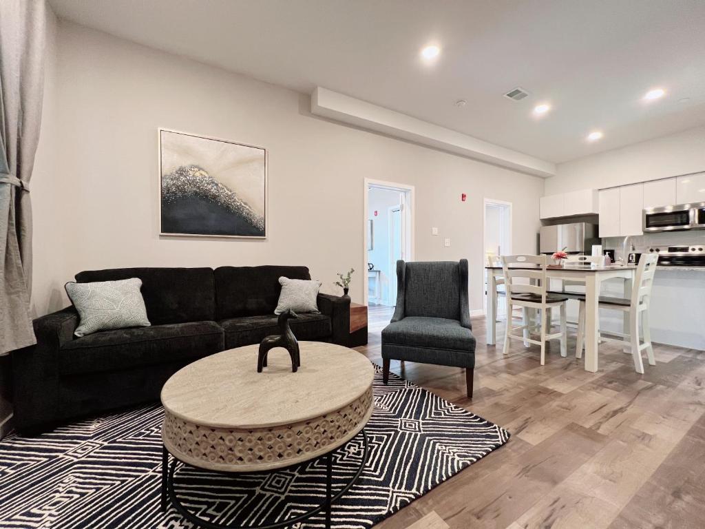 Stay at Luna on Ridge Ave - Two-Bedroom Apartment