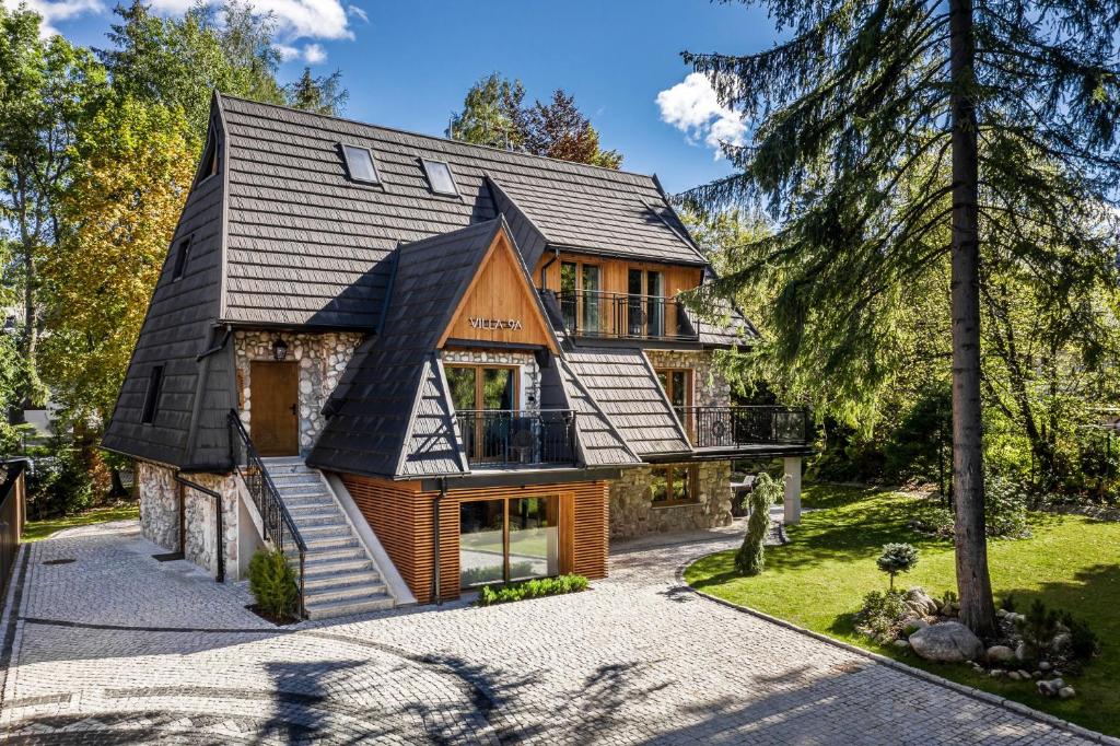 uma casa com um telhado de gambrel em Villa 9A em Zakopane