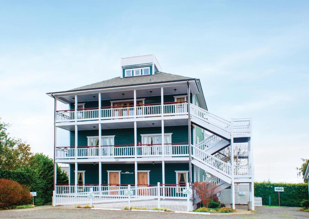ein großes blaues Gebäude mit einem weißen Balkon in der Unterkunft The Swan Hotel in Port Townsend